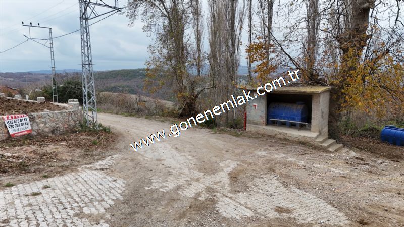 556 m2 İmarlı 2 kat %40 Arsa Köy Evi Ortasında