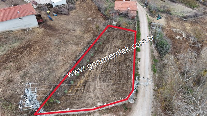 556 m2 İmarlı 2 kat %40 Arsa Köy Evi Ortasında