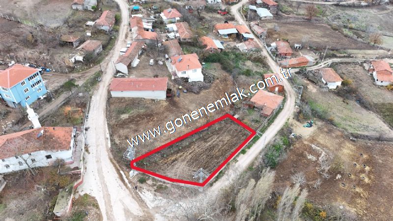 556 m2 İmarlı 2 kat %40 Arsa Köy Evi Ortasında