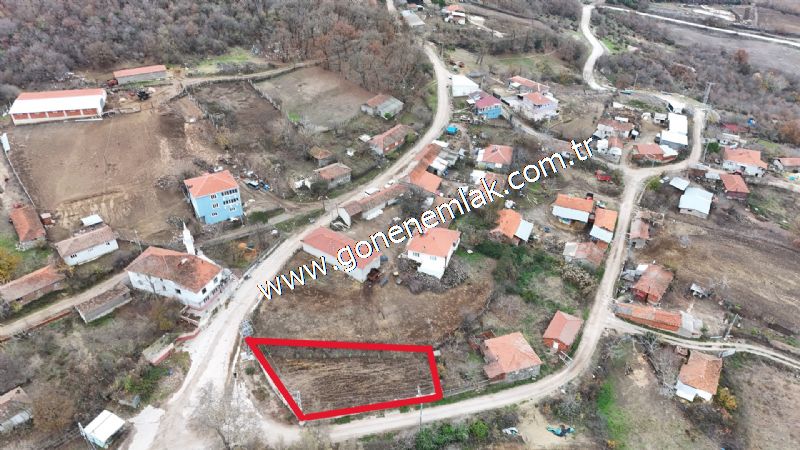 556 m2 İmarlı 2 kat %40 Arsa Köy Evi Ortasında