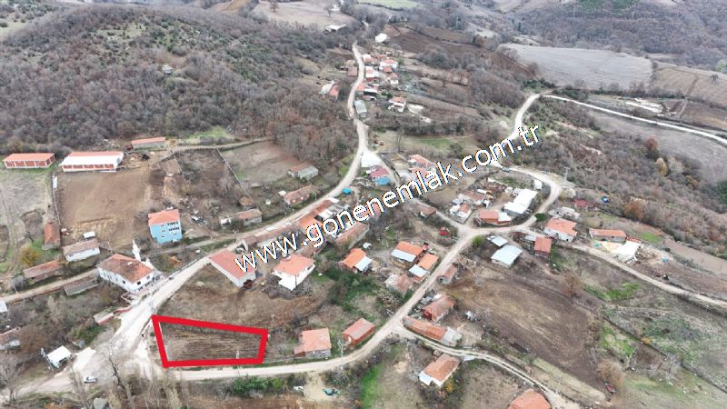 556 m2 İmarlı 2 kat %40 Arsa Köy Evi Ortasında