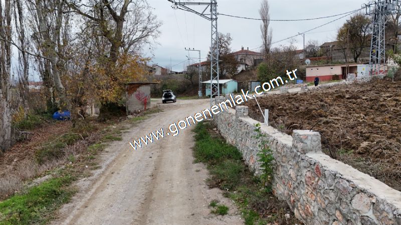 556 m2 İmarlı 2 kat %40 Arsa Köy Evi Ortasında