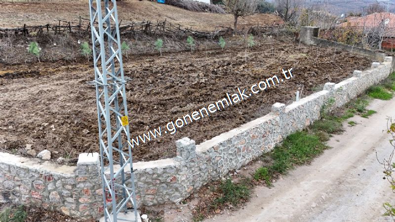 556 m2 İmarlı 2 kat %40 Arsa Köy Evi Ortasında