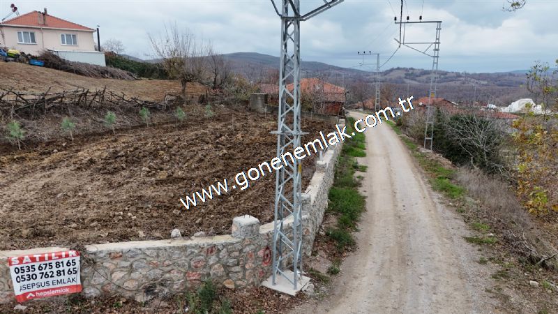 556 m2 İmarlı 2 kat %40 Arsa Köy Evi Ortasında