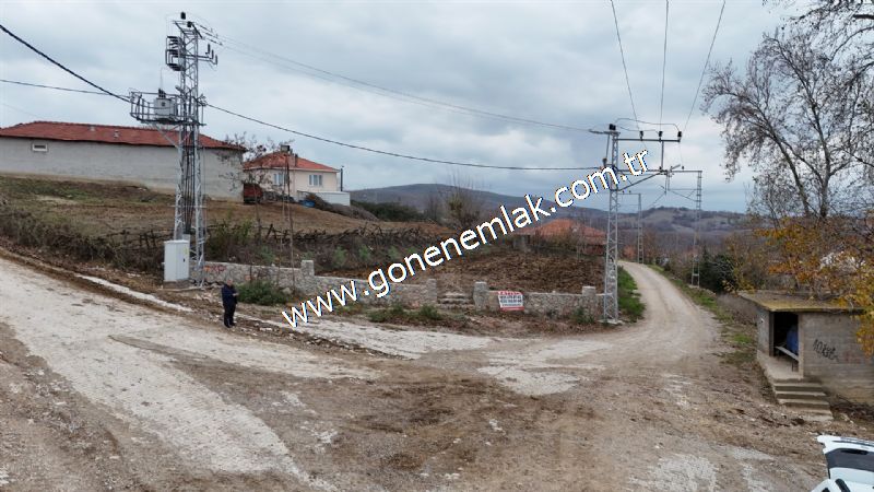 556 m2 İmarlı 2 kat %40 Arsa Köy Evi Ortasında