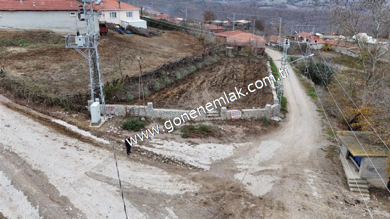 556 m2 İmarlı 2 kat %40 Arsa Köy Evi Ortasında