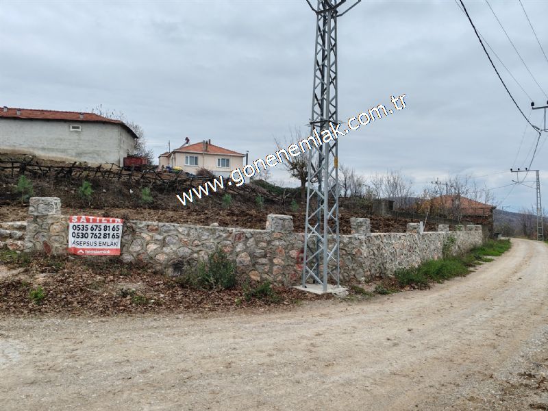 556 m2 İmarlı 2 kat %40 Arsa Köy Evi Ortasında