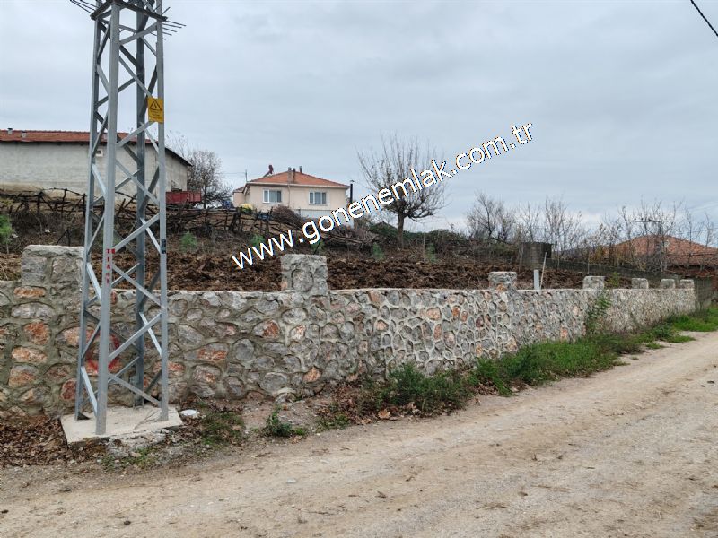 556 m2 İmarlı 2 kat %40 Arsa Köy Evi Ortasında