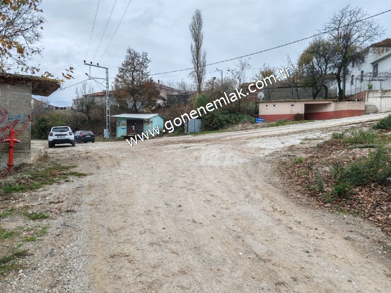 556 m2 İmarlı 2 kat %40 Arsa Köy Evi Ortasında