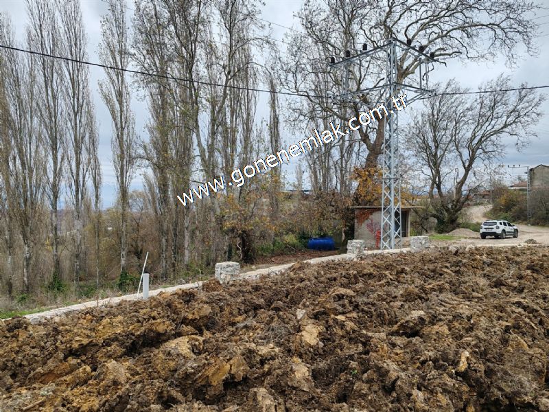 556 m2 İmarlı 2 kat %40 Arsa Köy Evi Ortasında