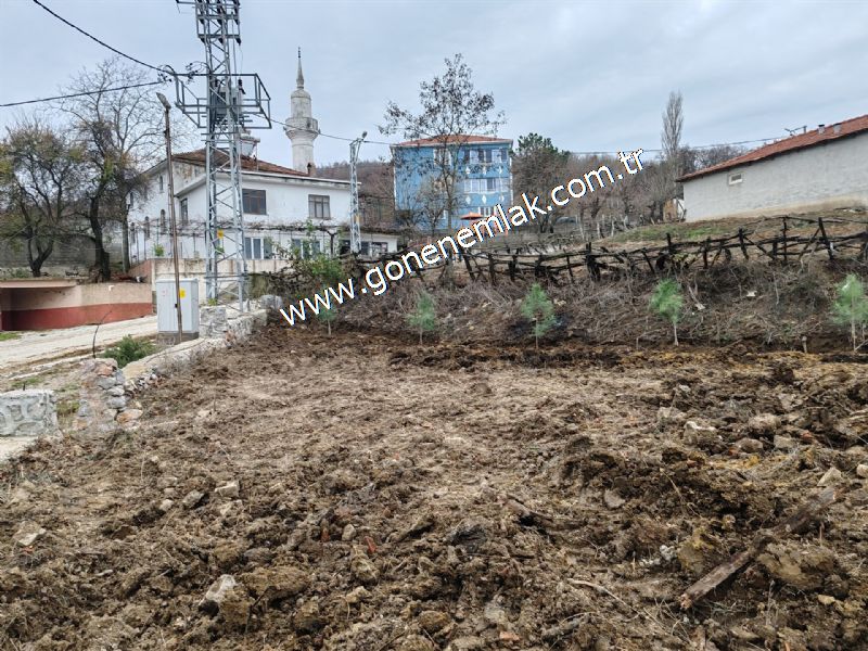 556 m2 İmarlı 2 kat %40 Arsa Köy Evi Ortasında